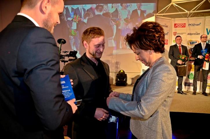 Wicewojewoda Marlena Maląd w towarzystwie prezydenta Leszna Łukasza Borowiaka wręcza nagrodę Emilowi Sajfutdinowi