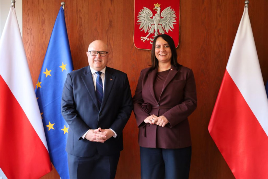 10 lipca 2025 roku w Wielkopolskim Urzędzie Wojewódzkim w Poznaniu miała miejsce wizyta Ambasadora Nowej Zelandii, Jego Ekscelencji Paula Ballantyne. Ambasadora w Wielkopolskim Urzędzie Wojewódzkim w Poznaniu przyjęła I Wicewojewoda Wielkopolska Karolina Fabiś-Szulc.