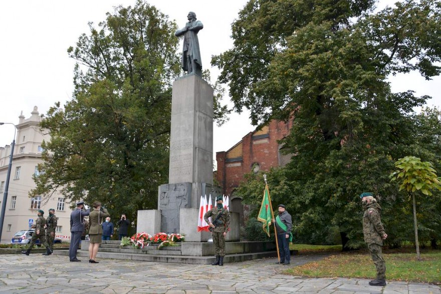 Składanie kwiatów pod pomnikiem Kościuszki w Poznaniu 