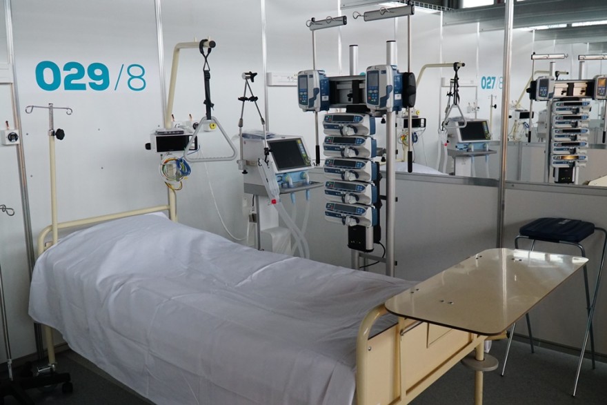 Widok na szpitalne łóżka w szpitalu tymczasowym na MTP