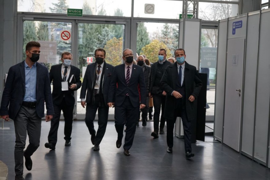 minister wraz z wojewodą wizytują szpital tymczasowy w Poznaniu