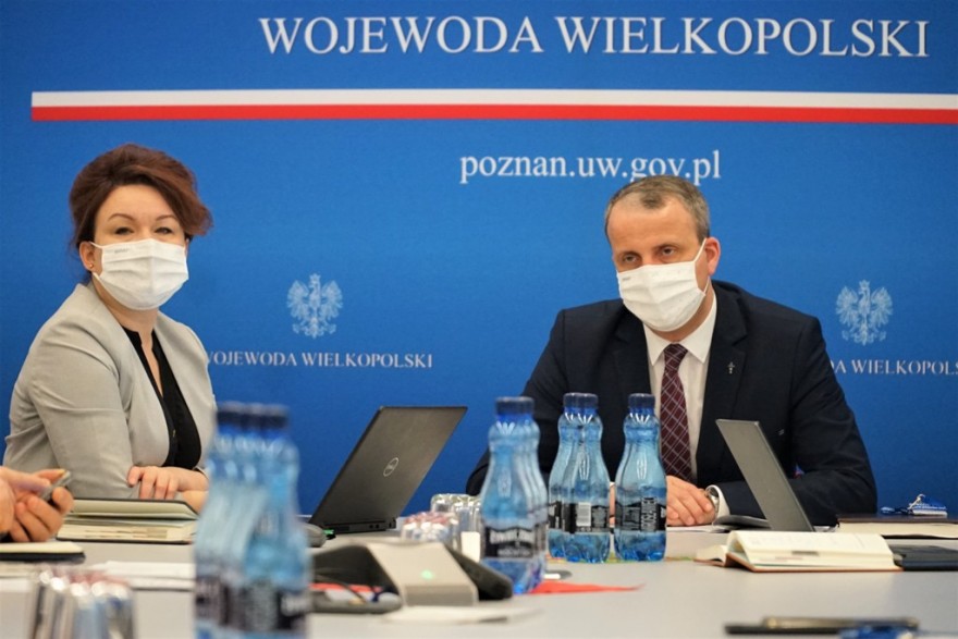 Wojewoda Zieliński oraz wicewojewoda Niestrawska podczas wideokonferencji