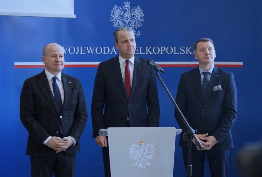 Wojewoda i posłowie w trakcie konferencji prasowej.