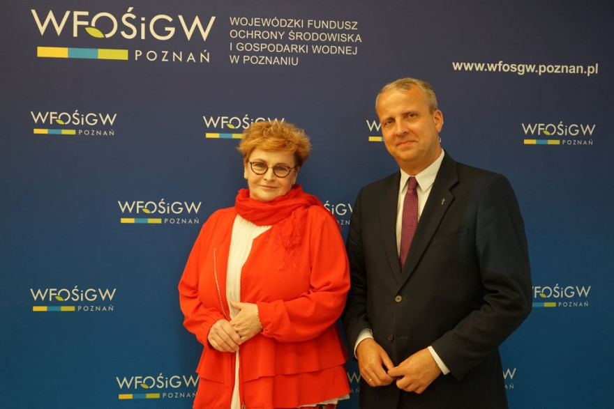 Pamiątkowe zdjęcie - Dyrektorka WFOŚOW z wojewodą wielkopolski