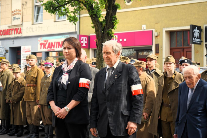 składania wiązanek pod pomnikiem poległych w Wolsztynie