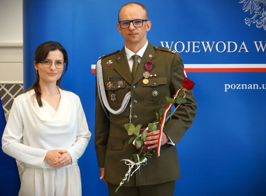 Wspolne zdjęcie wojewody z odznaczonym