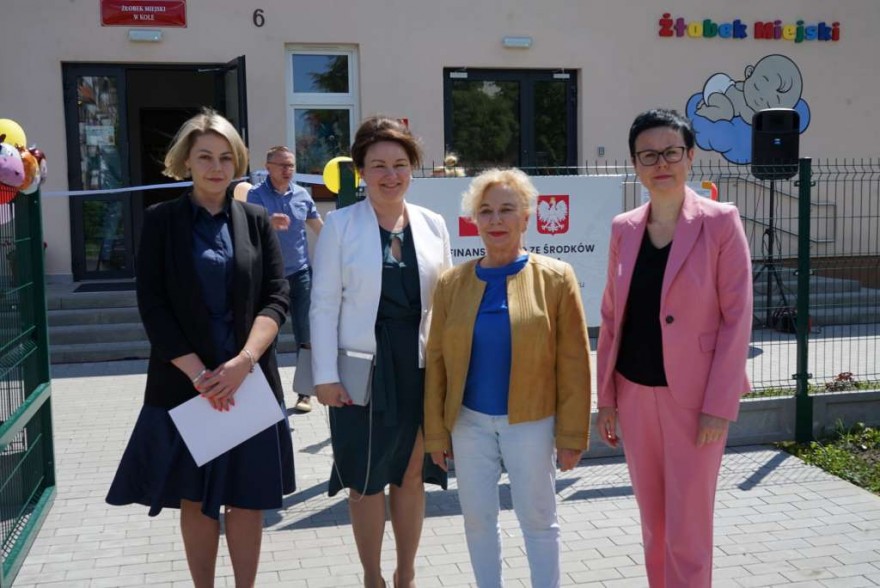 Zdjęcie pamiątkowe sprzed wejścia do żłobka.