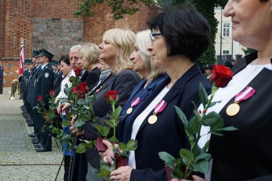 Pracownicy służby skarbowej z nadanymi odznaczeniami