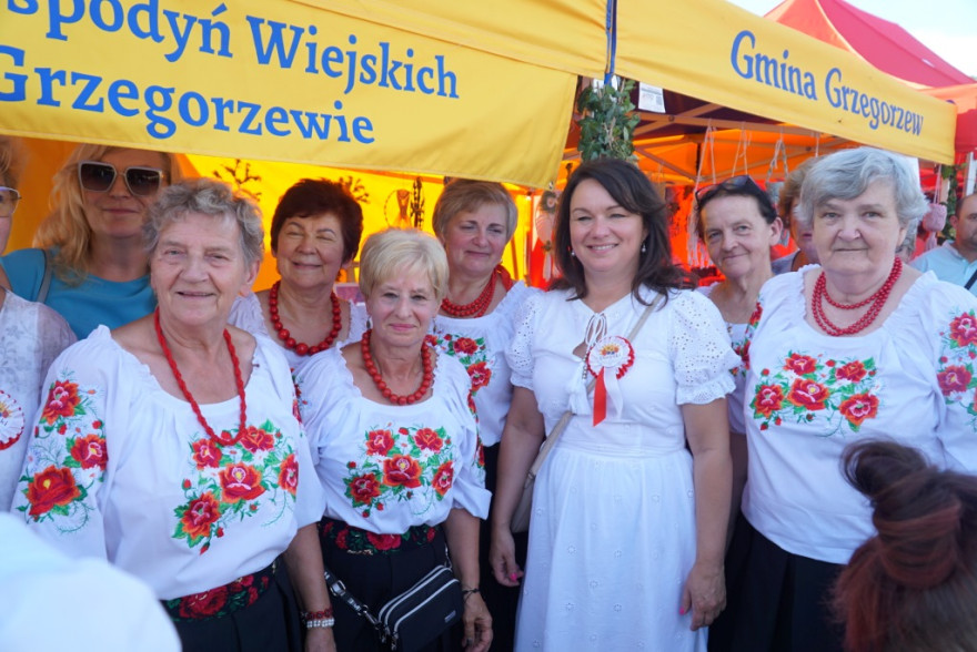 Uroczystości dożynkowe w Grzegorzewie, Leśnicy, Dąbroszynie i Kościelcu z udziałem wicewojewody Niestrawskiej