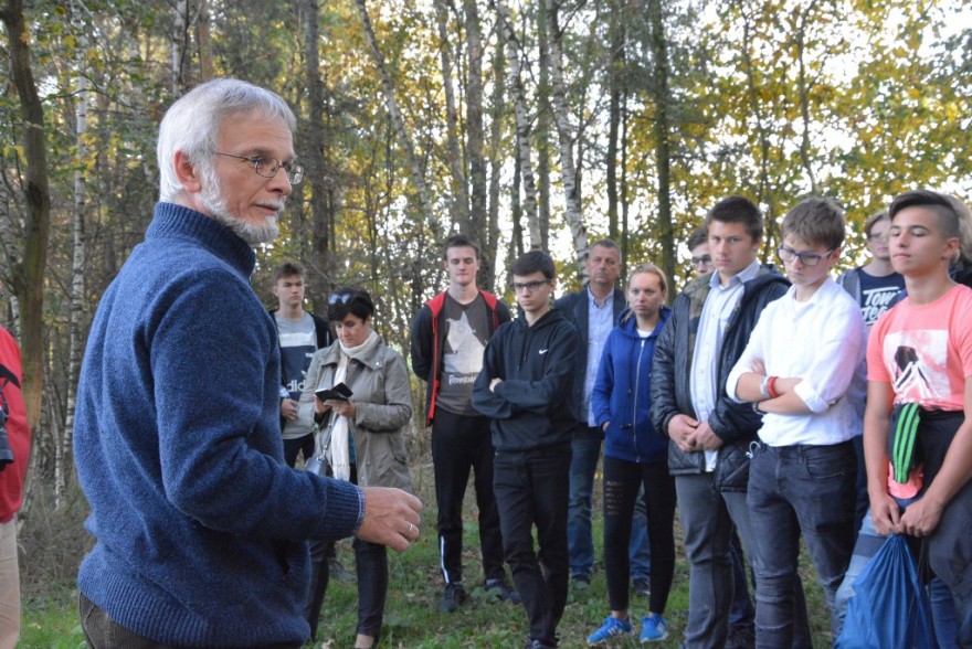 Profesor Kujawa pokazuje młodzieży zadrzewienia śródpolne. 