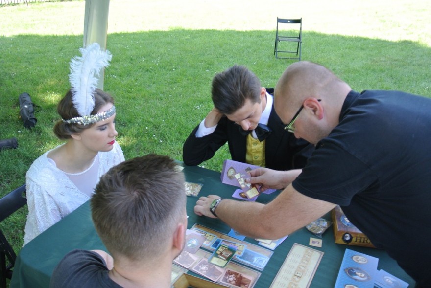 grupa graczy w grę planszową Hrabia gra przy stoliku