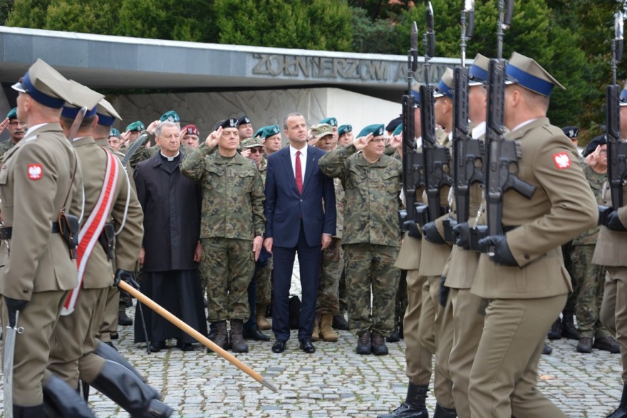 wojewoda podczas defilady 