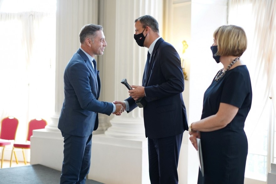 wojeowda składa gratulacje 