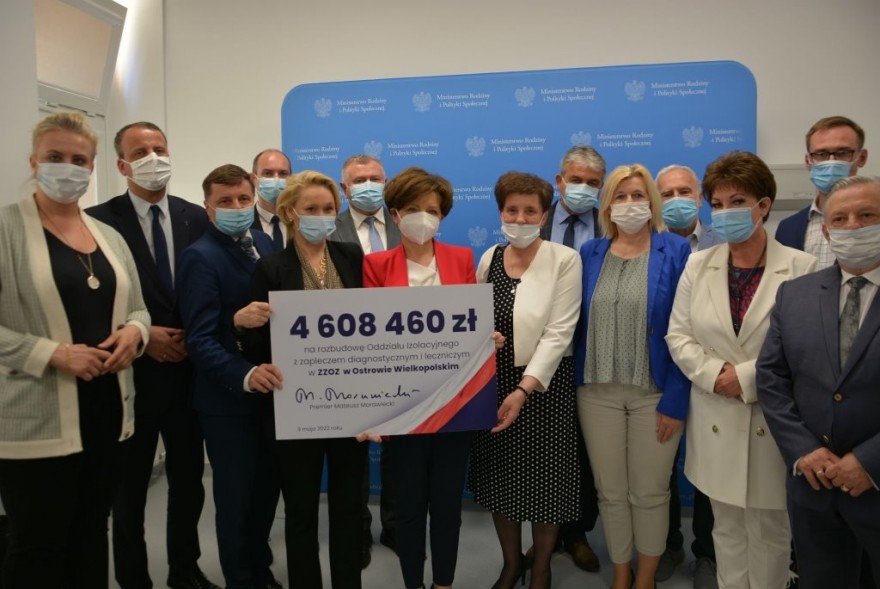 Przekazanie czeku na dofinansowanie dla ZZOZ w Ostrowie Wielkopolskim