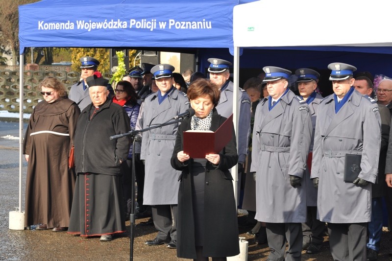 Wicewojewoda Marlena Maląg czyta list gratulacyjny. 