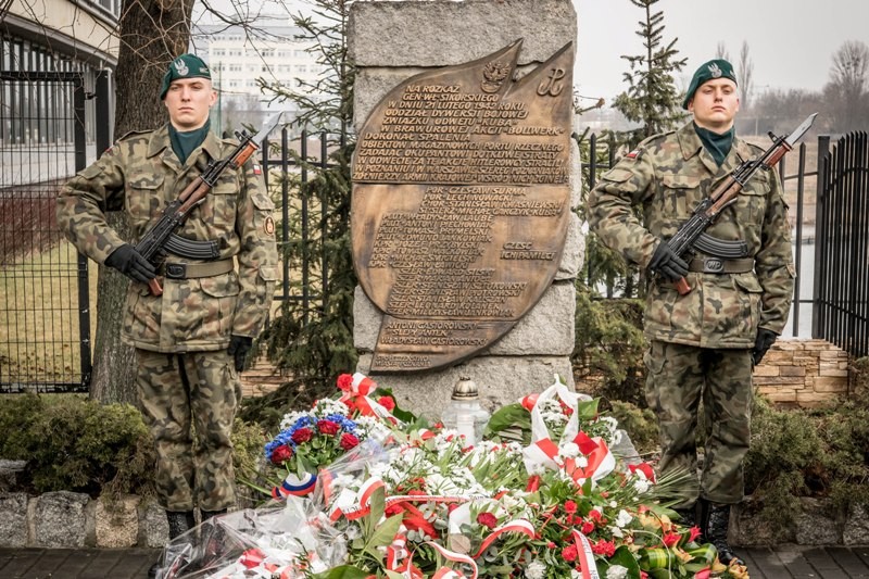 Żołnierze podczas warty honorowej przy tablicy poświęconej Akcji Bollwerk.