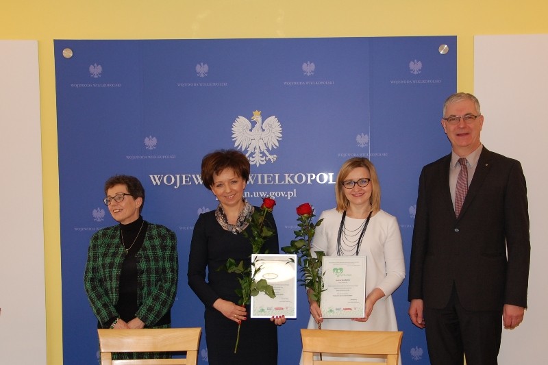 Wspólne zdjęcie wicewojewody wraz z gośćmi konferencji. 