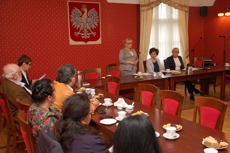 Pełnomocnik wojewody ds. mniejszości narodowych i etnicznych wita zaproszonych gości. 