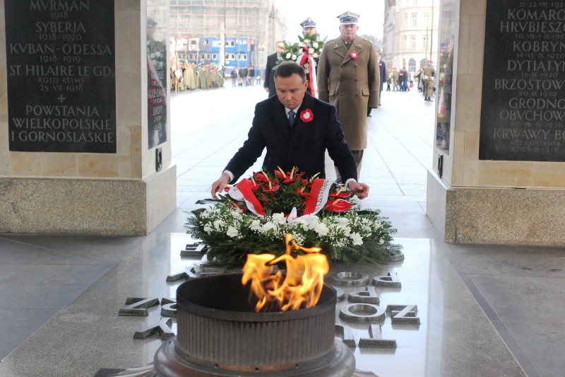 Prezydent RP składa kwiaty przed Grobem Nieznanego Żołnierza w Warszawie.