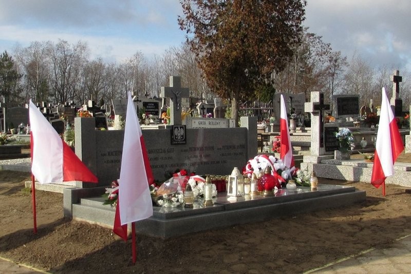 Polskie flagi ustawione przy pomniku nagrobnym w Mieszkowie.