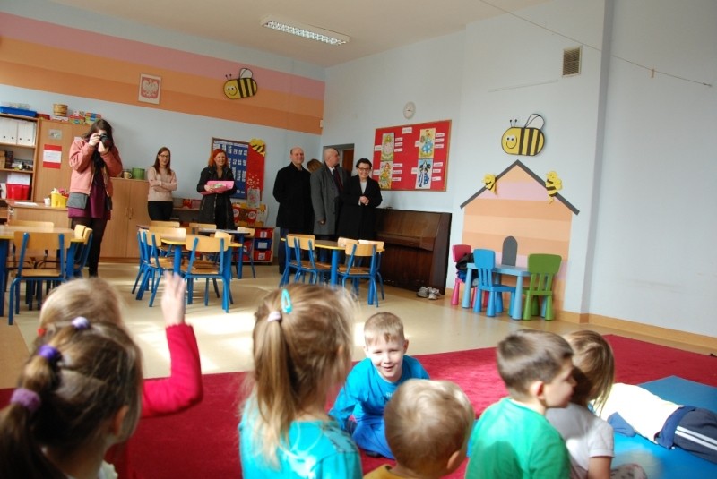 Minister przypatruje się zajęciom sportowym przedszkolaków w klasie.
