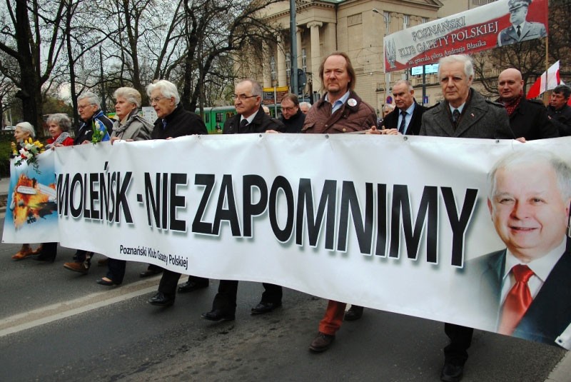 Przemarsz uczestników uroczystości pod Pomnik Ofiar Katynia i Sybiru.