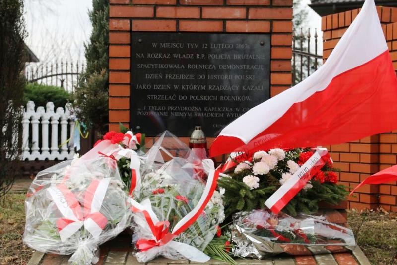 Tablica pamiątkowa w Cieni Drugiej.