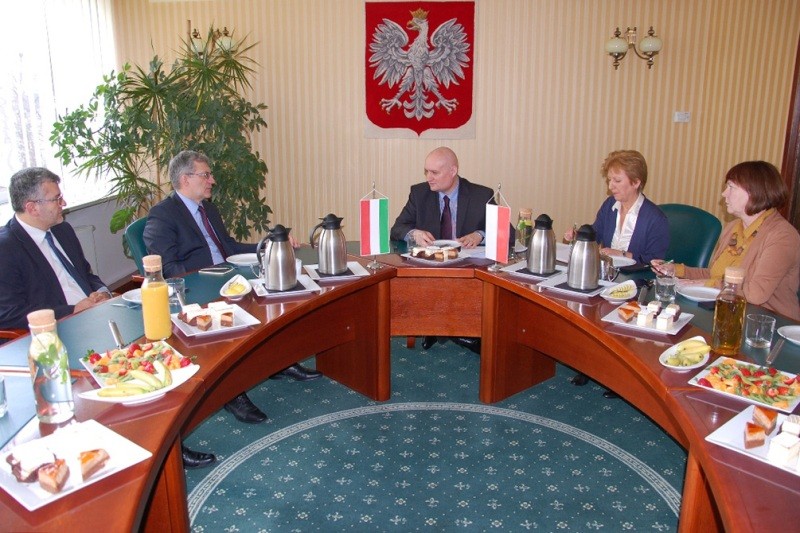 Wojewoda wita ambasadora i sekretarza Węgier.