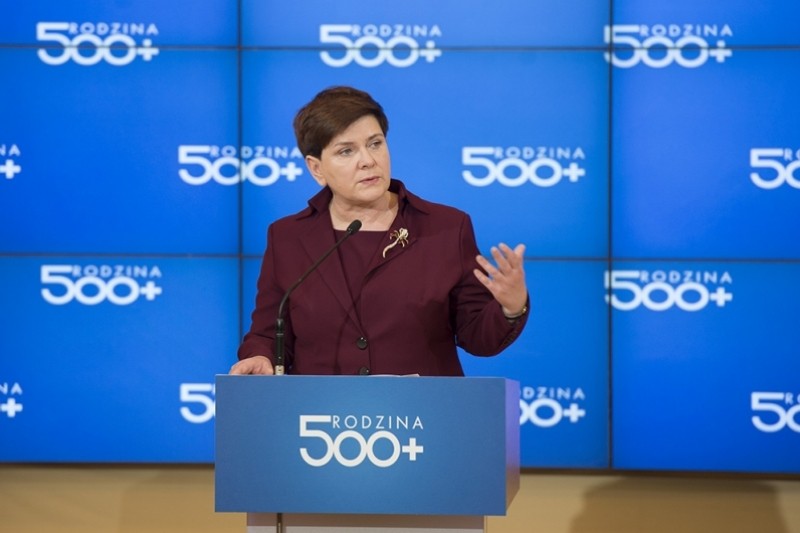 Premier rządu na tle logo "Rodzina 500 plus".