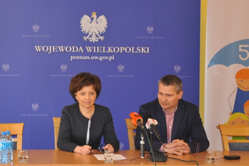 Wicewojewoda Marlena Maląg oraz zastępca prezydenta Poznania Jędrzej Solarski podczas konferencji prasowej.