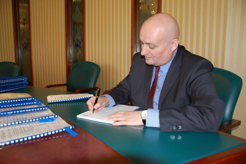 Wojewoda Hoffmann podpisuje zgodę na budowę kolejnego odcinka drogi S5 z Radomicka do Kaczkowa. 