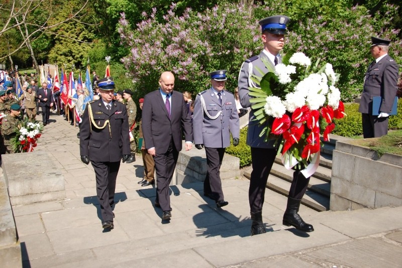 Wojewoda składa kwiaty na poznańskiej cytadeli.