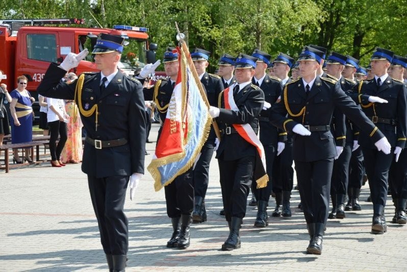 Uroczysta defilada strażacka.