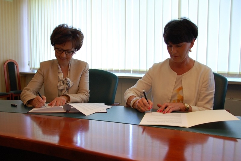 Wicewojewoda i burmistrz Nowych Skalmierzyc podpisują porozumienie.
