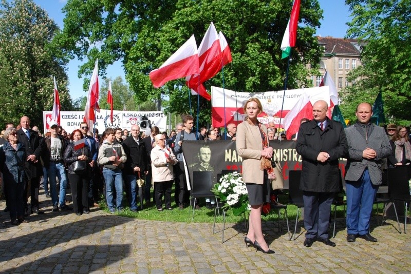 Wojewoda przed Pomnikiem Polskiego Państwa Podziemnego. 