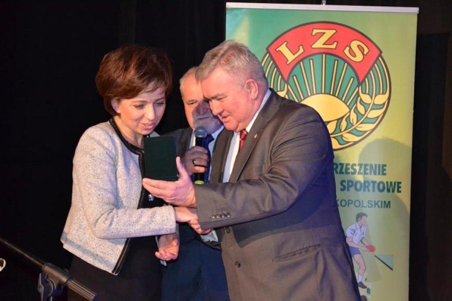 Wicewojewoda otrzymuje okolicznościowy medal z okazji jubileuszu.