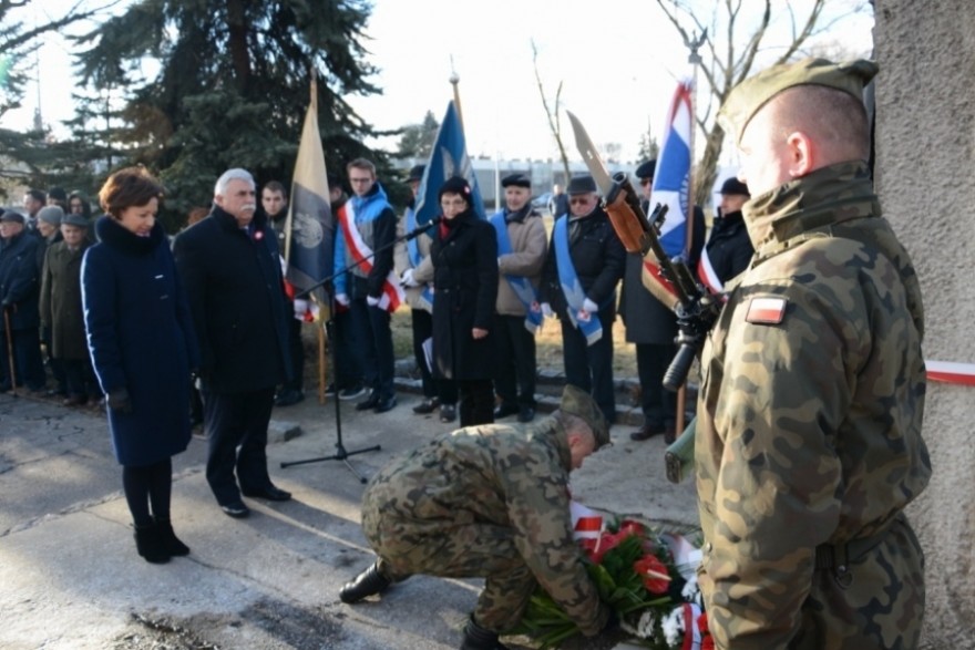 Wicewojewoda oraz wicekurator oświaty składają kwiaty pod pomnikiem poświęconym powstańcom wielkopolskim.