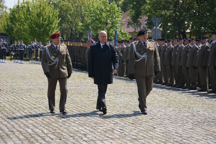 Wojewoda wraz z dwoma generałami przechodzi przed oddziałami żołnierzy.