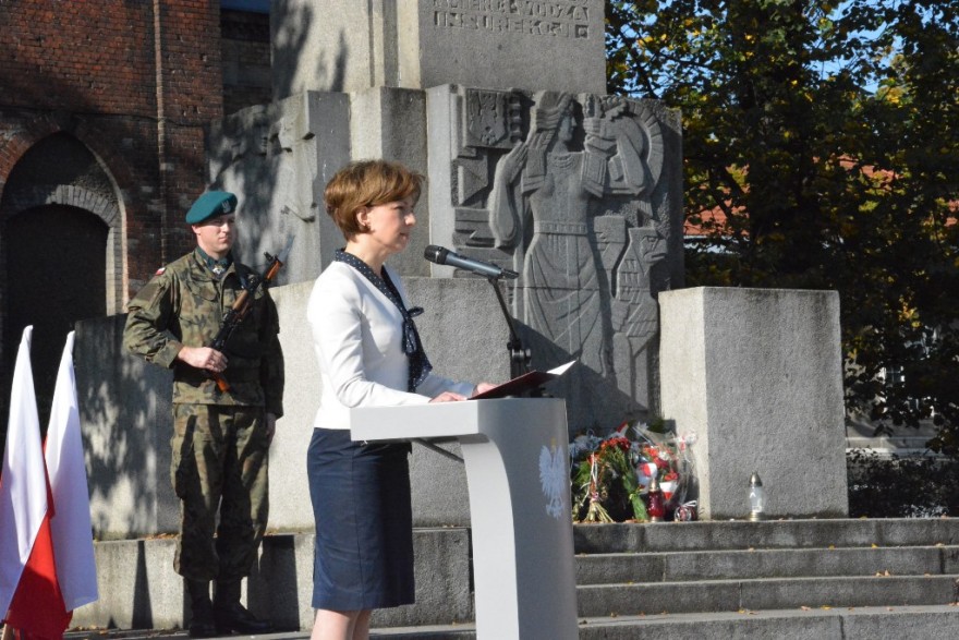 Wicewojewoda przemawia pod pomnikiem Tadeusza Kościuszki.