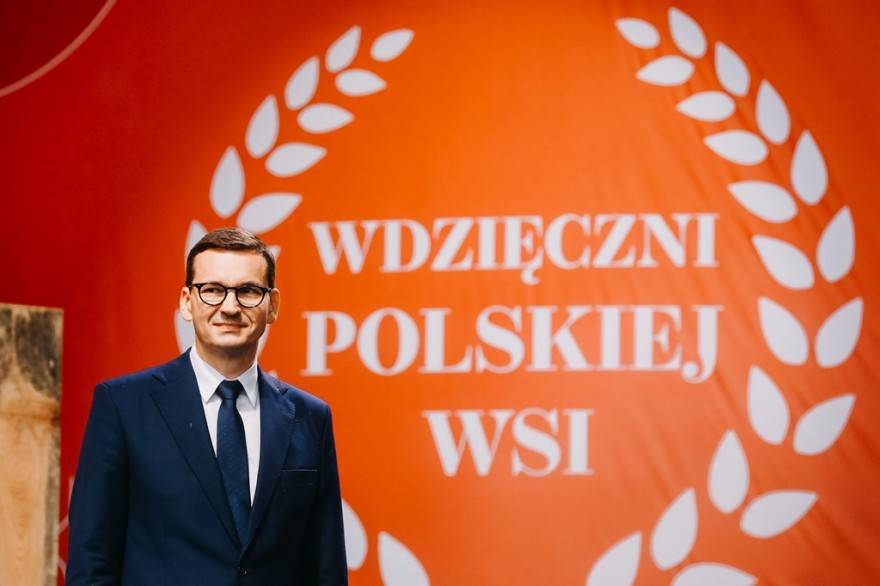 Premier na tle napisu "Wdzięczni polskiej wsi"