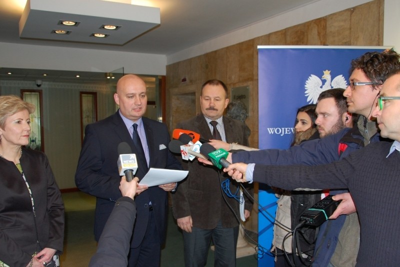 Wojewoda Hoffmann z zastępcą WIOŚ i dyrektorem WBiZK udzielają informacji dziennikarzom.