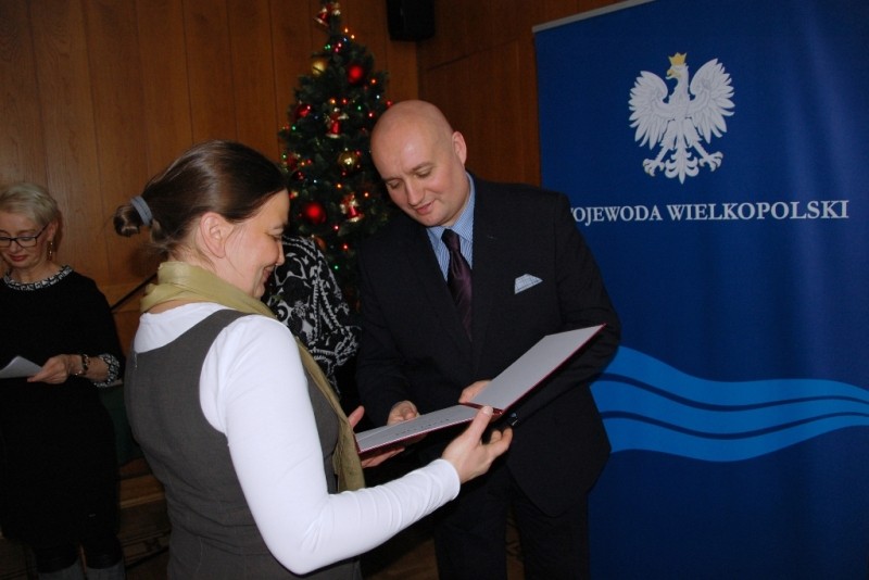 Wojewoda wręcza wyróżnionej osobie nagrodę Ministra Edukacji Narodowej.