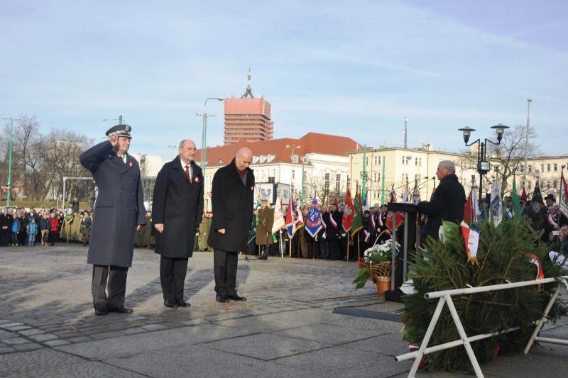 Minister Obrony Narodowej wspólnie z wojewodą oddają hołd pod Pomnikiem Powstańców Wielkopolskich.
