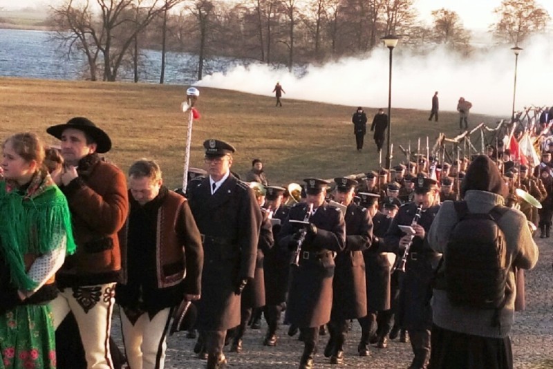 Kondukt żałobny na Polach Lednickich.