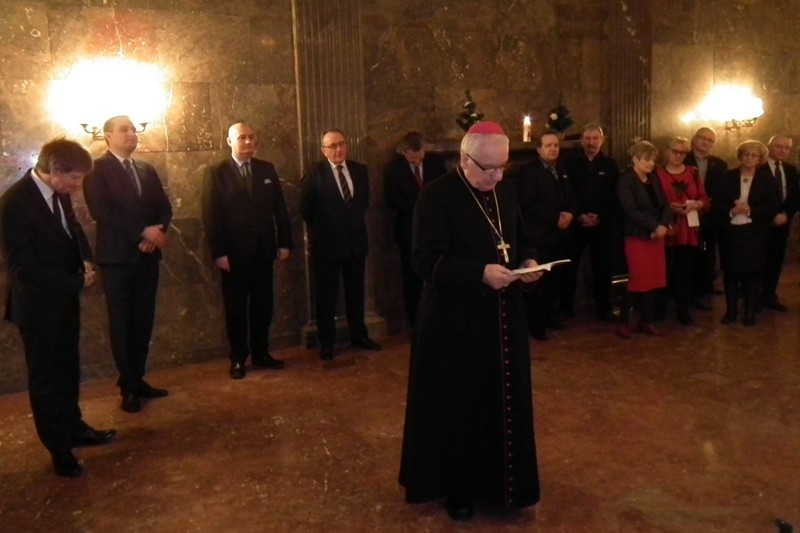 Biskup Zdzisław Fortuniak prowadzi modlitwę.