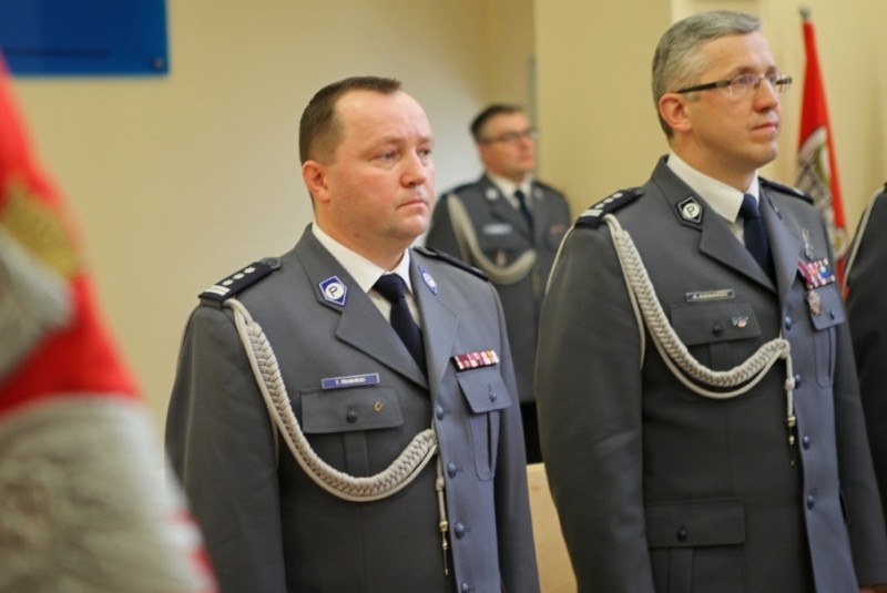 Dotychczasowy komendant Batkowski z nowym komendantem policji w Poznaniu. 