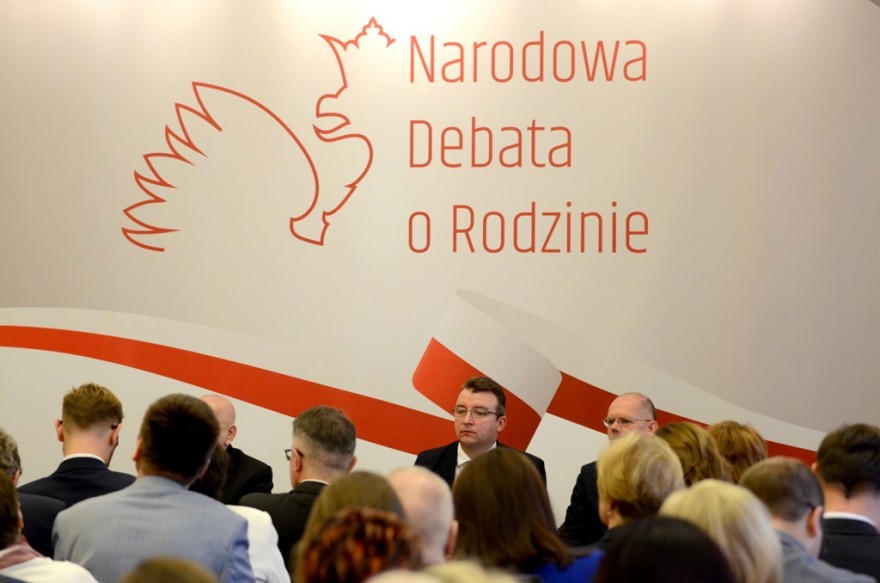 Logo Narodowej Debaty o Rodzinie