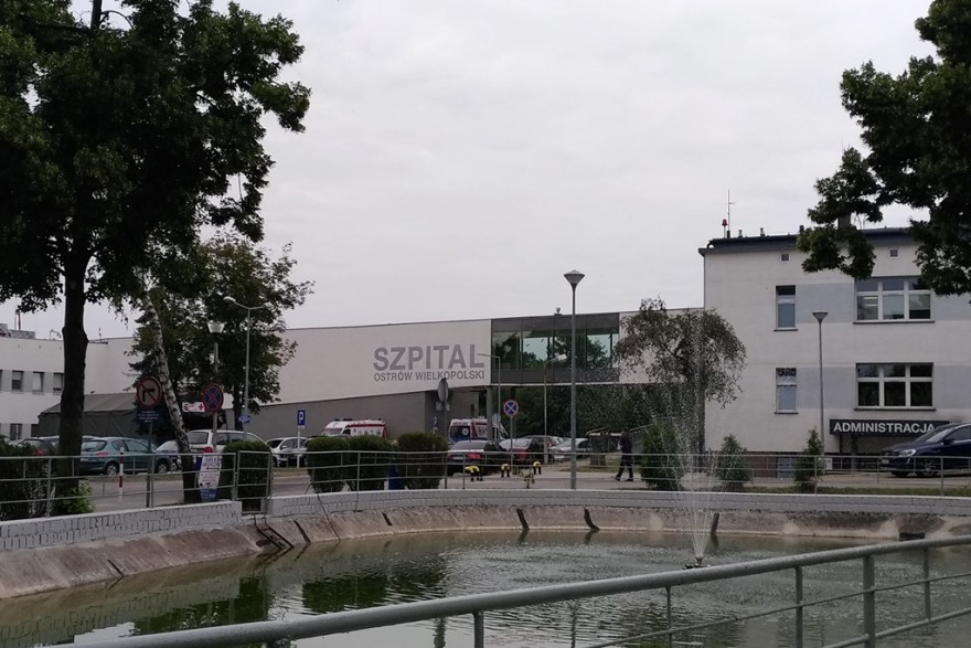 Widok na wejście do szpitala w Ostrowie