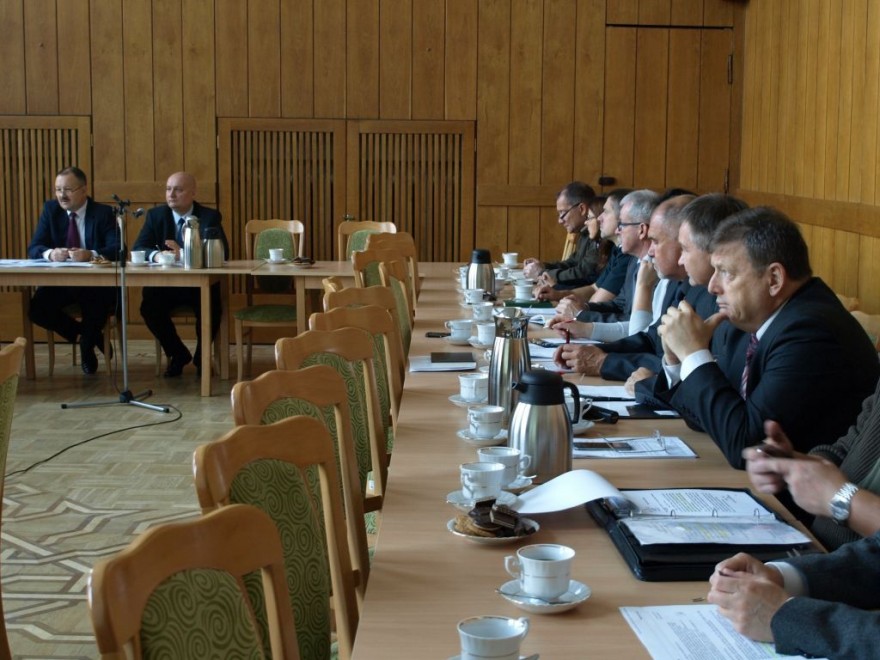 uczestnicy posiedzenia wojewódzkiego zespołu zarządzania kryzysowego siedzą za stołem