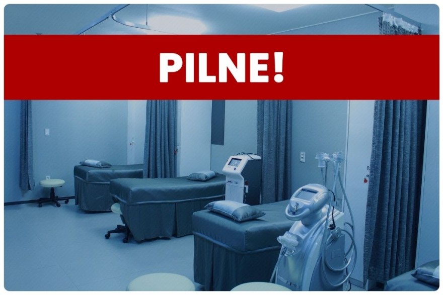 Widok na łóżka szpitalne oraz sprzęt medyczny. Na zdjęciu na czerwonym pasku widnieje napis pilne